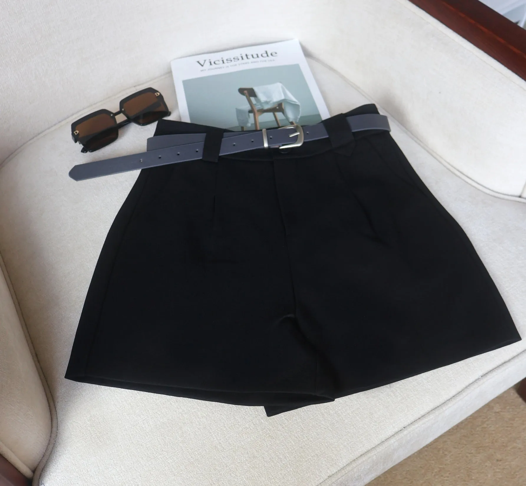 High-Waisted Solid Color Twill Shorts for a Trendy Look